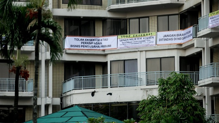Kondisi Hotel Sultan Jelang Dieksekusi, Penuh Banner Penolakan hingga Terpasang Kawat Berduri