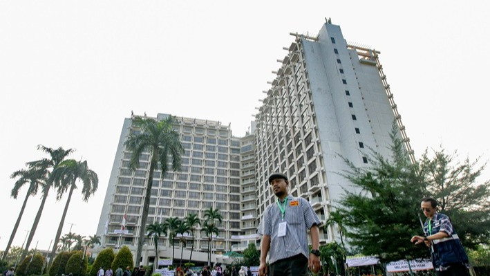 Kondisi Hotel Sultan Jelang Dieksekusi, Penuh Banner Penolakan hingga Terpasang Kawat Berduri