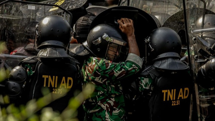 Petugas berjaga saat pengosongan Hotel Sultan, Kamis (18/6/2026)