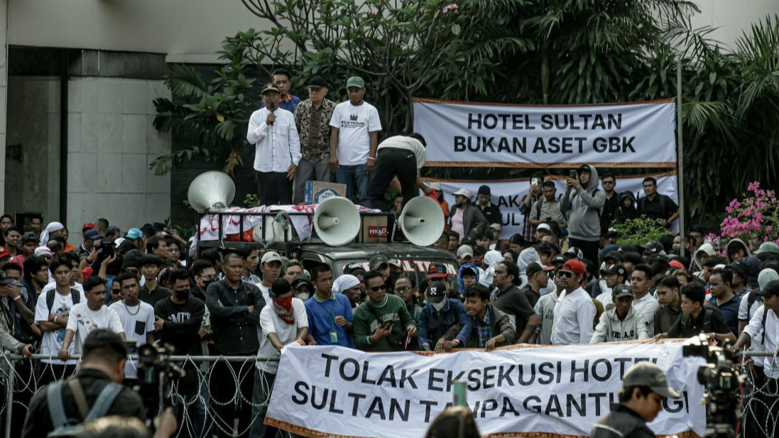 Mantan Kepala Staf Kostrad Kivlan Zen berada di atas mobil komando (tengah memakai batik) memimpin penolakan eksekusi Hotel Sultan.