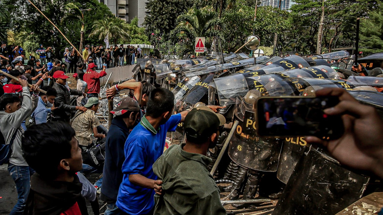 Aparat gabungan yang telah bersiaga mendapatkan perlawanan dari massa pembela Hotel Sultan saat melakukan tindakan pengamanan eksekusi pengosongan.