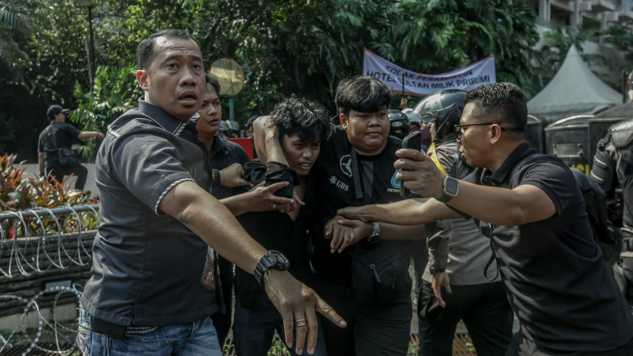 Sejumlah orang yang diduga terlibat dalam aksi penolakan dan pelemparan terhadap petugas eksekusi Hotel Sultan diamankan aparat.