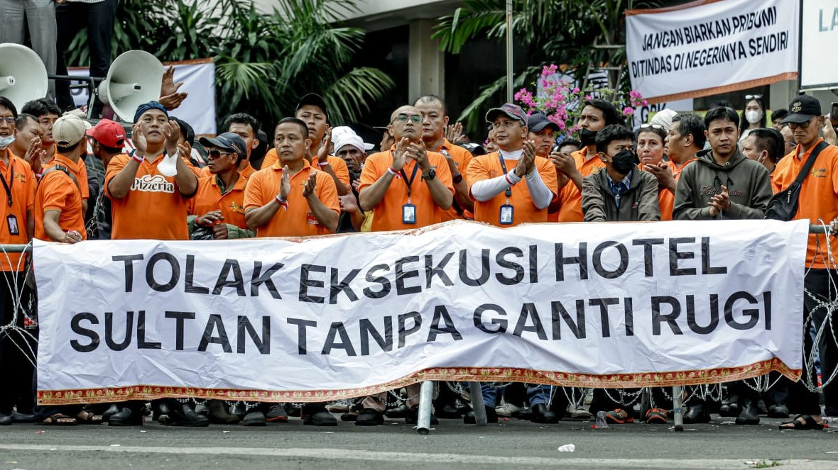 Potret wajah-wajah karyawan Hotel Sultan PT Indobuildco yang berjejer dalam aksi penolakan eksekusi lahan hotel yang berada di kawasan GBK.