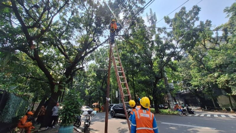 Lokasi kecelakaan siswi SMA Negeri di kawasan Bulungan, Kebayoran Baru, Jakarta Selatan, yang meninggal dunia akibat terjatuh dari motor usai tersangkut kabel seling dan terlindas bus di Jalan Lauser, Kamis (18/6).