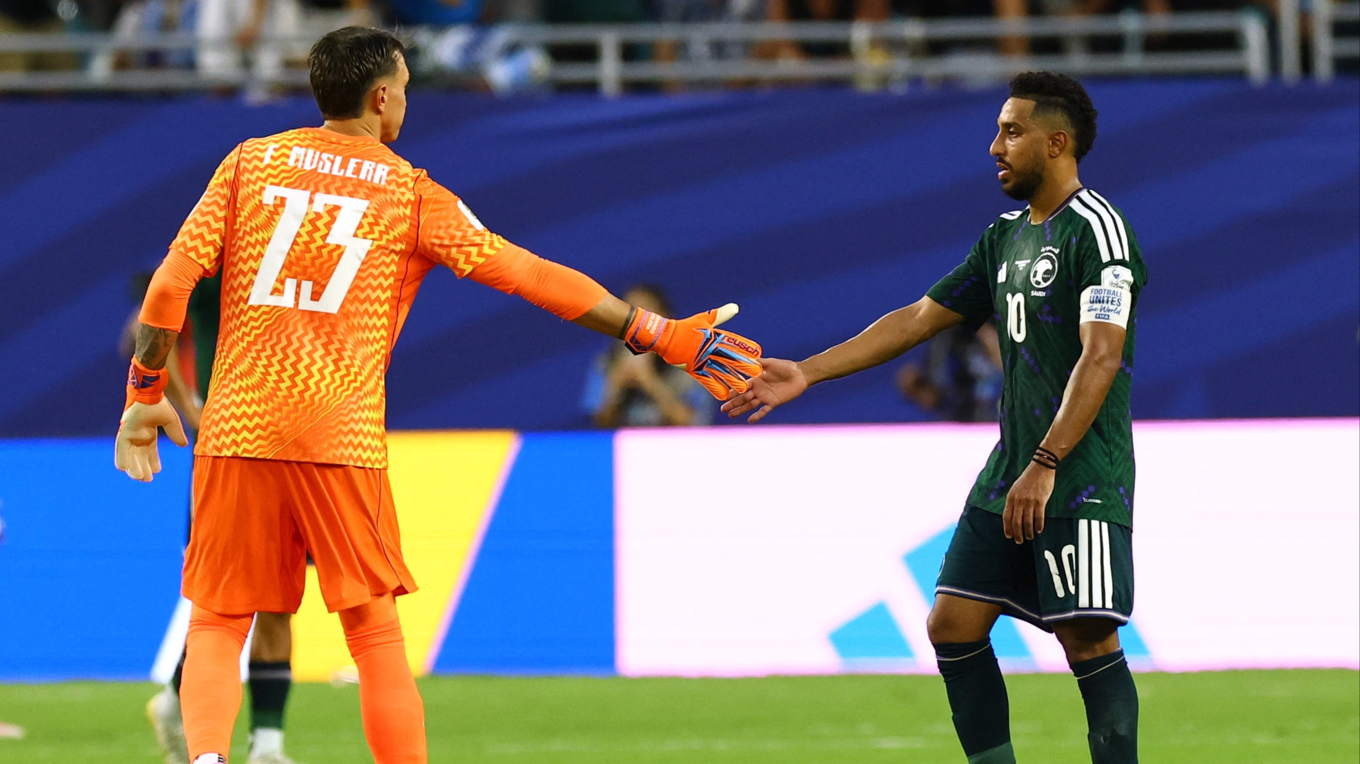 Kiper Uruguay, Fernando Muslera dan Kapten Arab Saudi, Salem Al-Dawsari