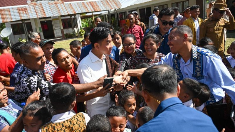 Wapres Gibran Rakabuming (tengah) ketika meninjau SD Wolomoni, Desa Niowula, Kabupaten Ende, Nusa Tenggara Timur (NTT), Kamis (18/6/2026)