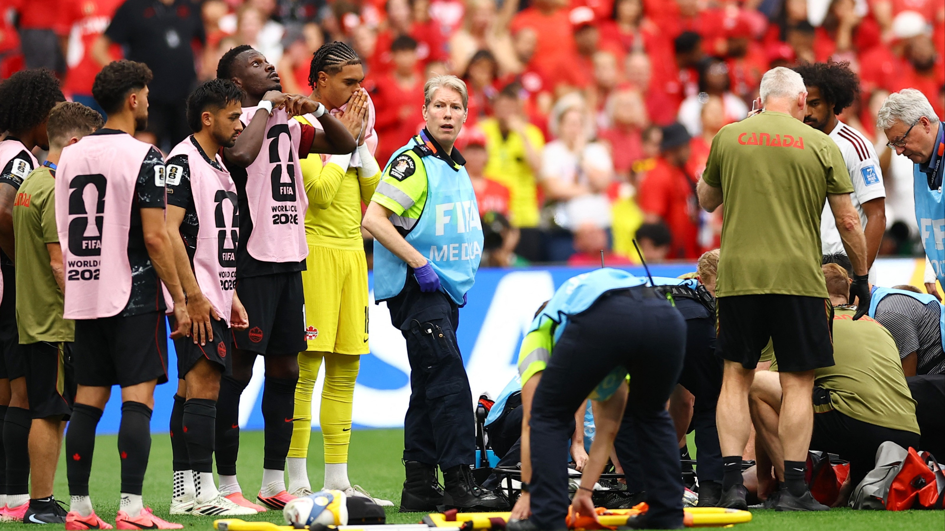 Pelatih Kanada Buka Suara soal Cedera Horor Ismael Kone di Piala Dunia 2026: Semua Orang Mendengar Tulang Patah
            - galeri foto