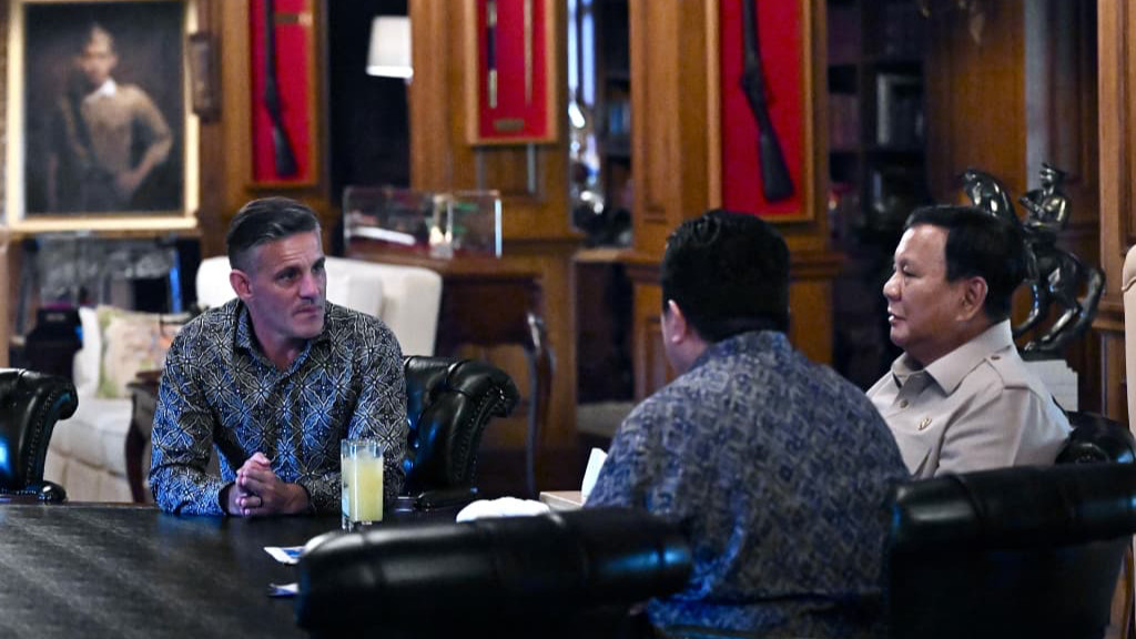 Presiden Prabowo Subianto dan Menpora Erick Thohir serta Pelatih John Herdman.