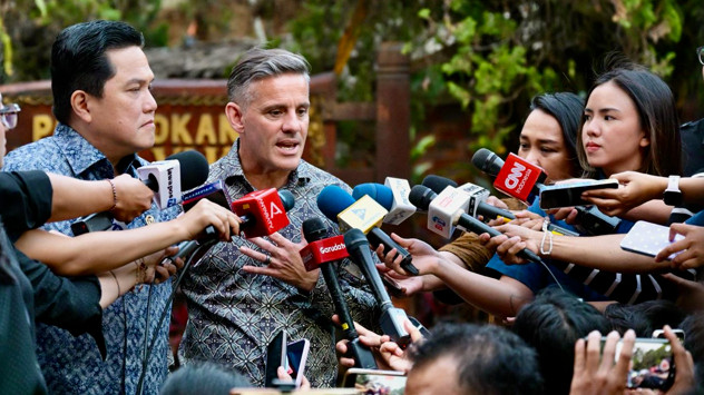 Menpora Erick Thohir dan Pelatih Timnas John Herdman.