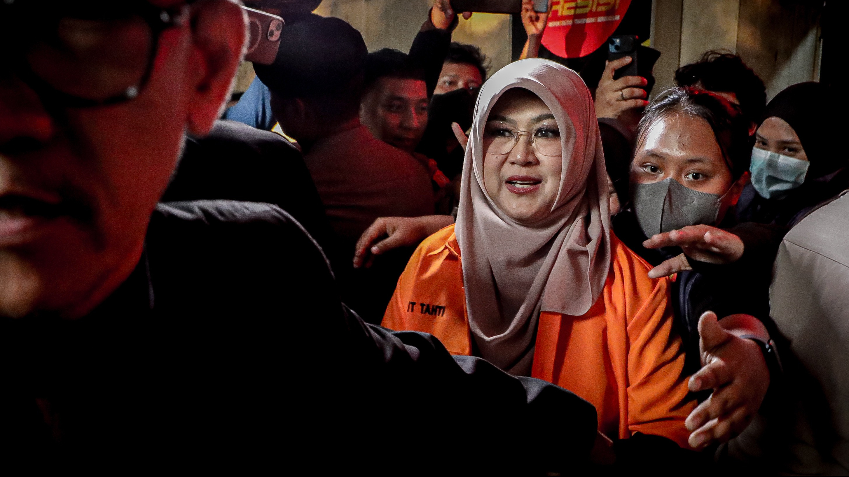 Momen Tifa Tyassuma atau Dokter Tifa, digiring ke mobil tahanan, di Polda Metro Jaya, pada Jumat (19/6/2026)