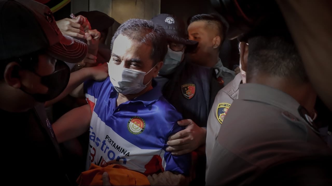 Momen Roy Suryo digiring ke mobil tahanan, di Polda Metro Jaya, pada Jumat (19/6/2026)