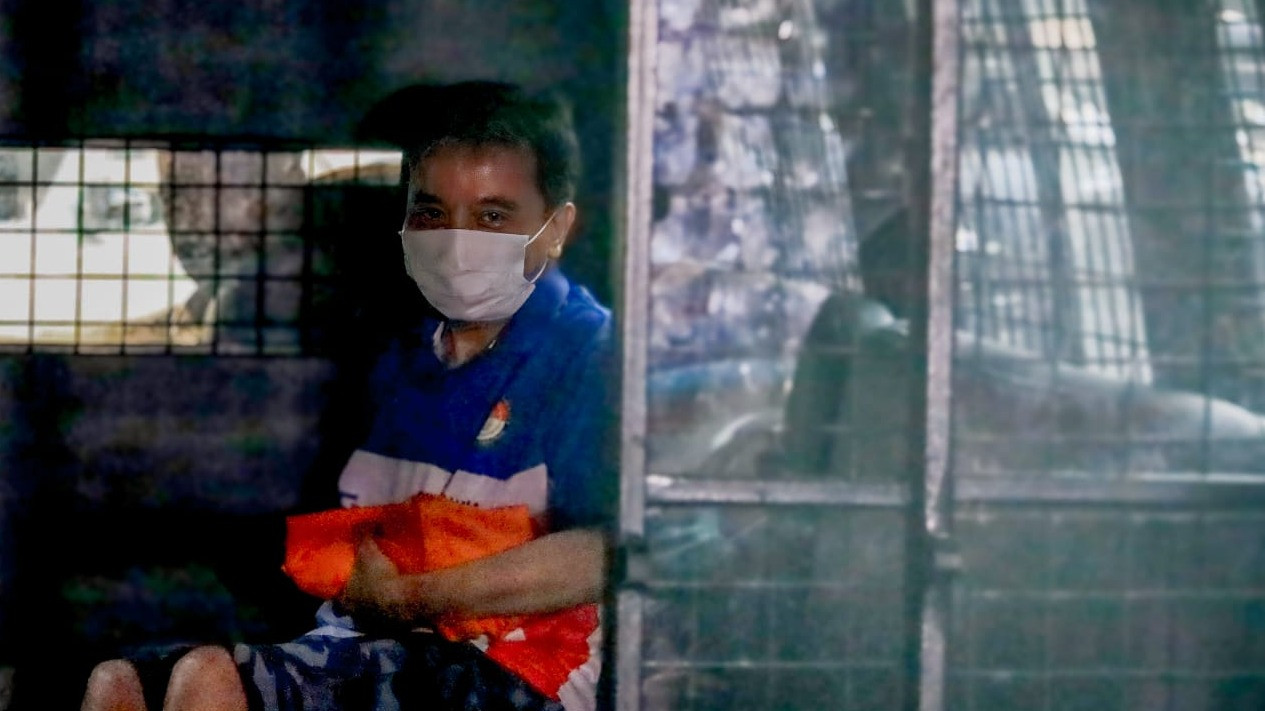 Momen Roy Suryo digiring ke mobil tahanan, di Polda Metro Jaya, pada Jumat (19/6/2026)