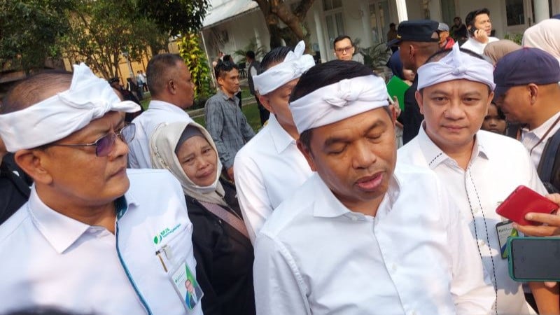 Gubernur Jawa Barat Dedi Mulyadi memberikan keterangan di Gedung Pakuan Bandung, Kamis (18/6/2026).