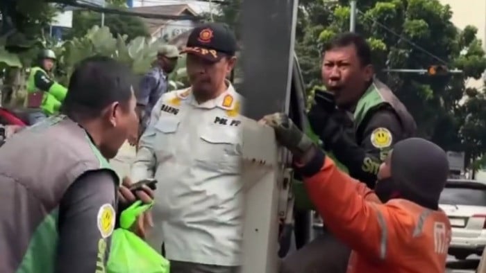 Momen pengendara ojek online (ojol) bernama Sulis Agung Wibowo memohon histeris agar motornya tidak diangkut petugas gabungan Dishub DKI Jakarta