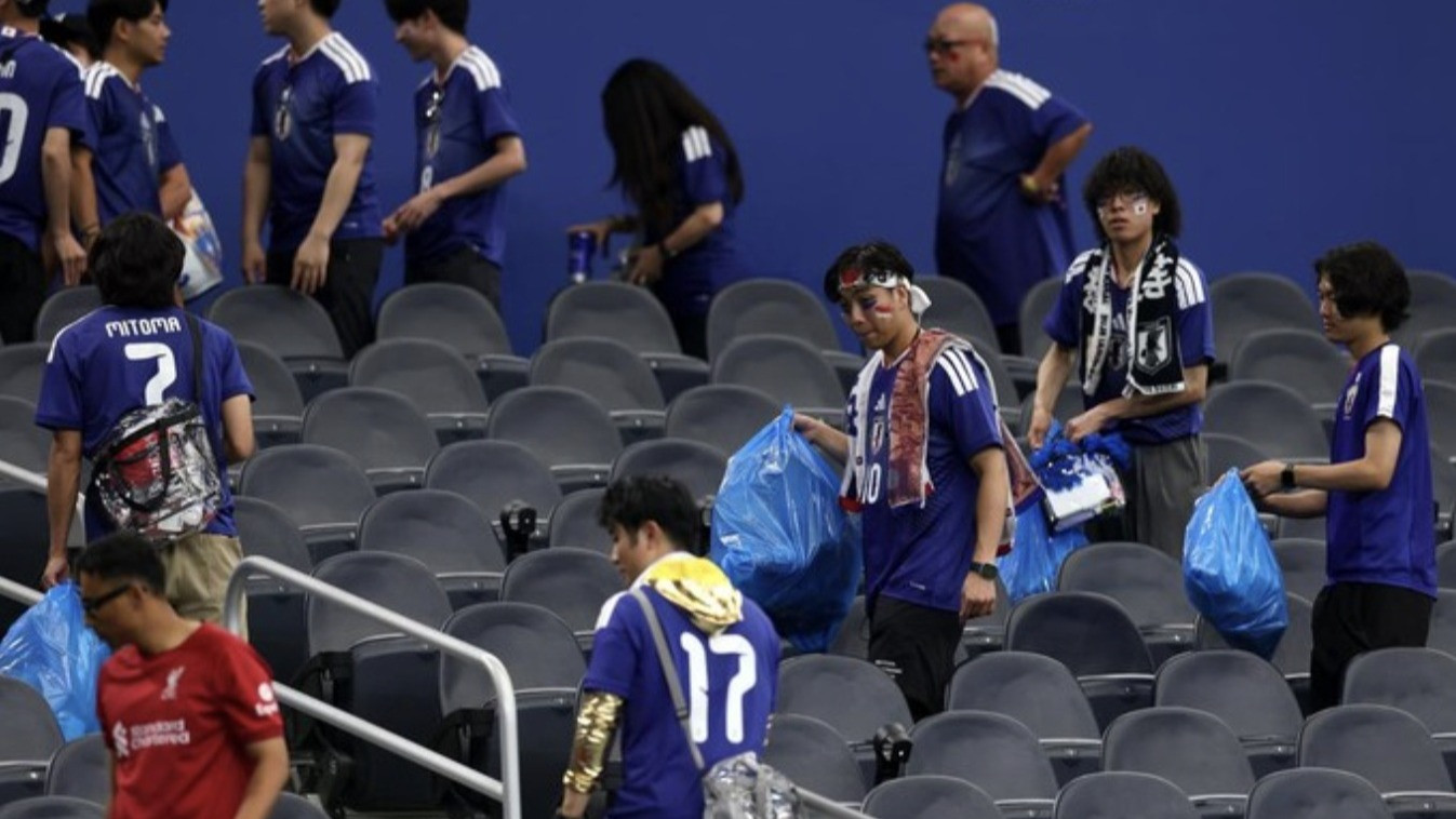 Aksi bersih-bersih sampah di stadion Piala Dunia 2026 oleh suporter Jepang