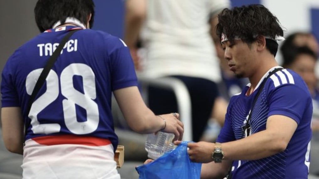 Aksi bersih-bersih sampah di stadion Piala Dunia 2026 oleh suporter Jepang