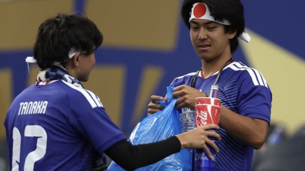 Aksi bersih-bersih sampah di stadion Piala Dunia 2026 oleh suporter Jepang