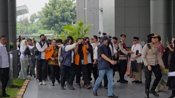 Roy Suryo dan Dokter Tifa Kompak Teriakkan Takbir saat Tiba di Kejari Jaksel, Senin (22/6/2026)