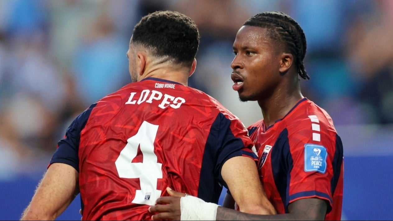 Pemain Timnas Tanjung Verde, Sidny Lopes Cabral (kanan), saat melawan Uruguay di Piala Dunia 2026