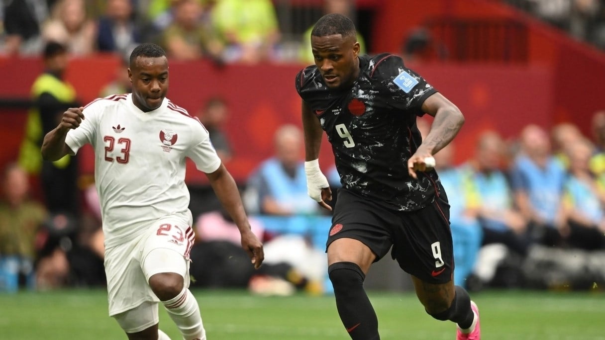 Pemain Timnas Qatar, Assim Madibo (kiri), saat melawan Kanada di Piala Dunia 2026
