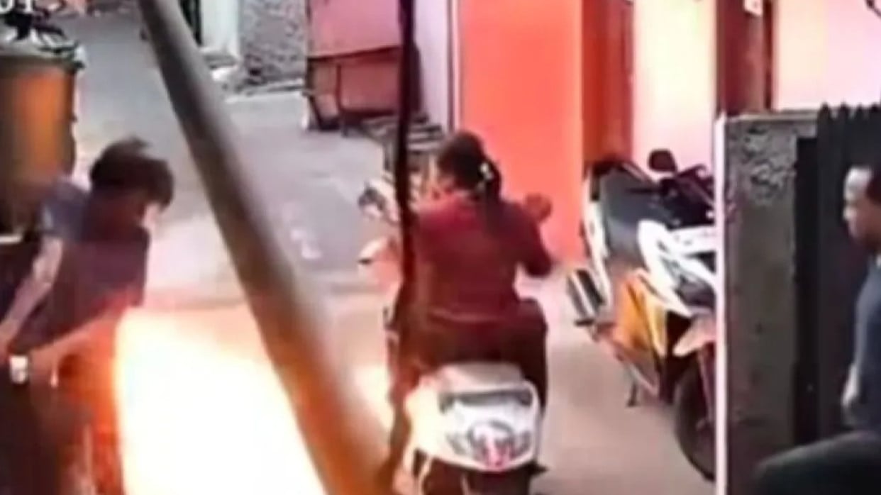 ilustrasi Cemburu Buta Berujung Teror, Polisi Buru Pelaku Pelemparan Bom Molotov terhadap Pengendara Motor di Jakut