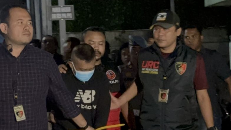 Petugas kepolisian saat menggiring pelaku penganiayaan dan penyekapan terhadap seorang wanita yakni Taufik Hidayat