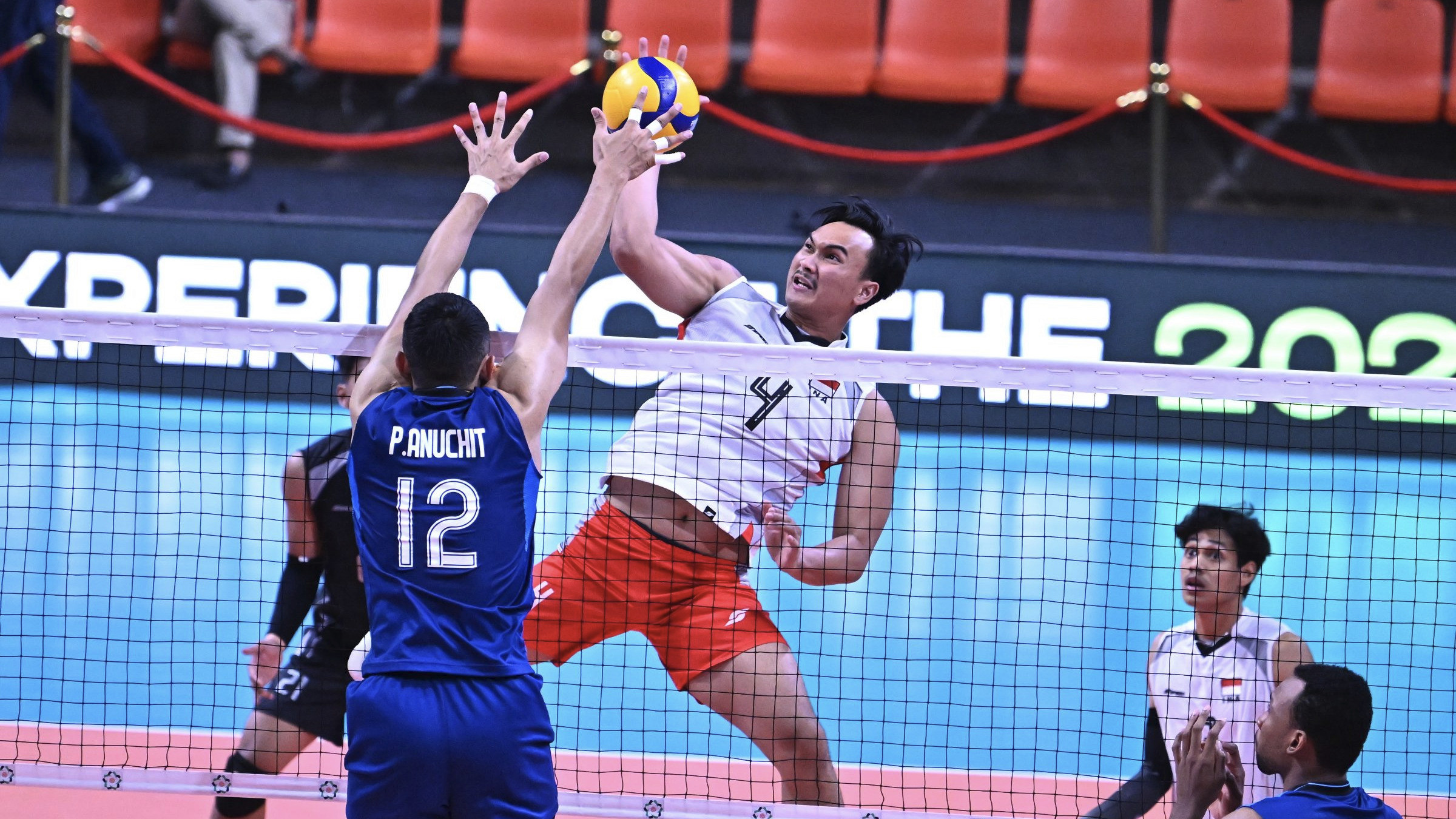 Hendra Kurniawan saat membela Timnas Voli Indonesia kala melawan Thailand di AVC Men s Cup 2026.