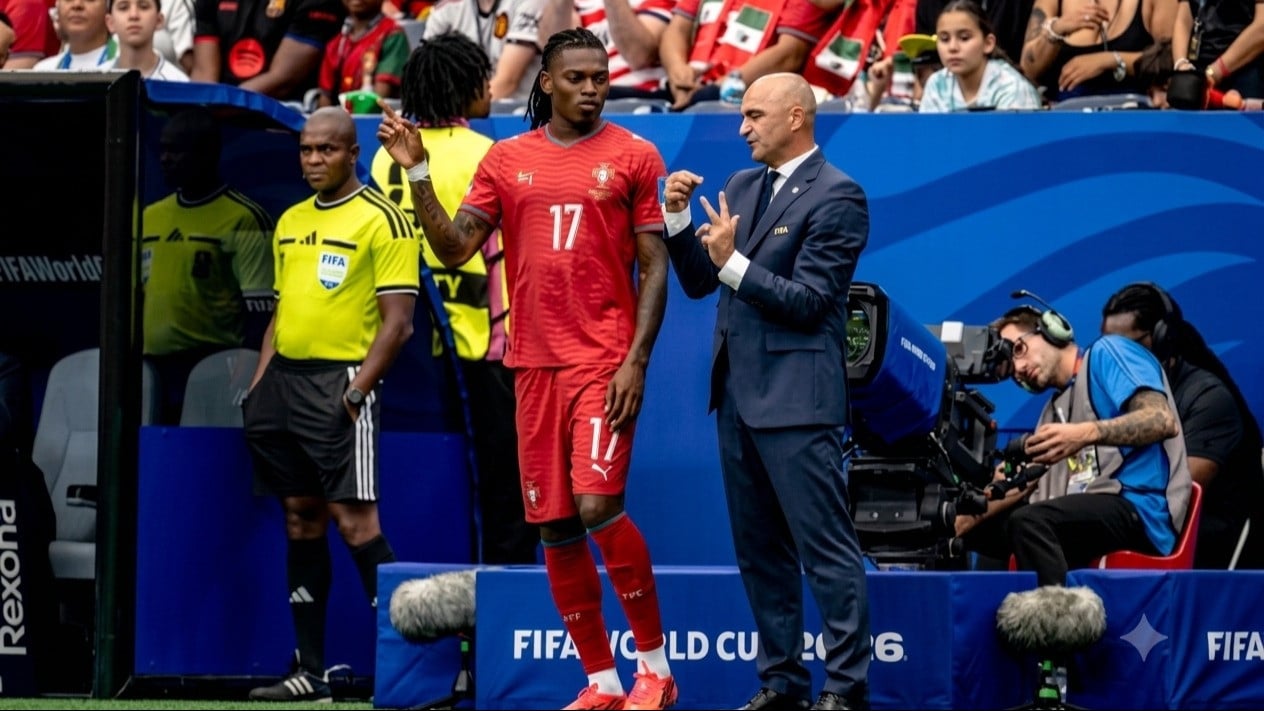 Pemain dan pelatih Timnas Portugal, Rafael Leao (kiri) dan Roberto Martinez (kanan), saat pertandingan Portugal vs Uzbekistan di Piala Dunia 2026