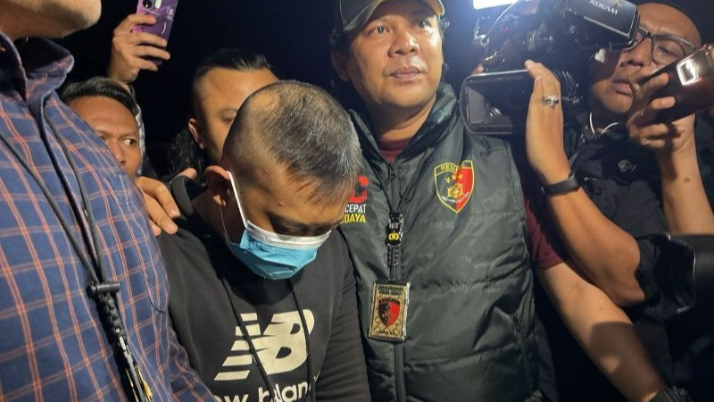 Petugas saat menggiring Taufik Hidayat, tersangka kasus penyekapan dan penganiayaan untuk menjalani pemeriksaan di Mapolda Jabar, Kota Bandung, Selasa (23/6).