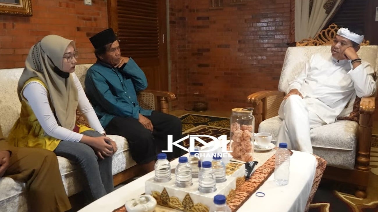 Ayah dan mantan istri Taufik Hidayat, tersangka kasus dugaan penyekapan dan penganiayaan terhadap pacar, YTR saat berbincang dengan Gubernur Jabar, Dedi Mulyadi (KDM)