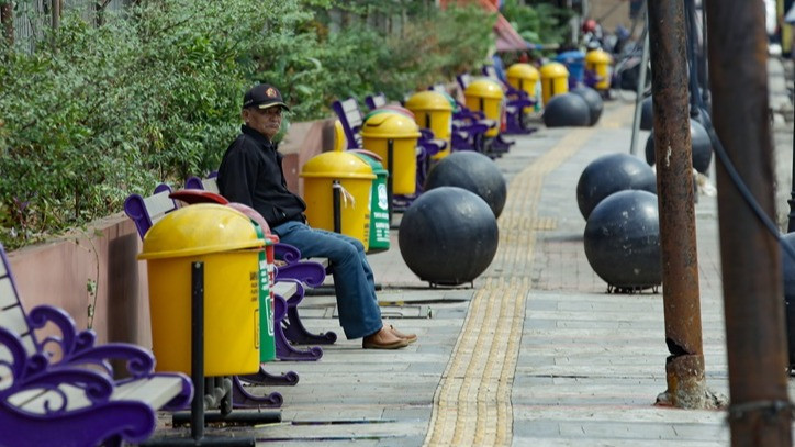 Trotoar Pasar Pondok Gede Ditata, Kabel Utilitas Semrawut Masih Jadi Sorotan