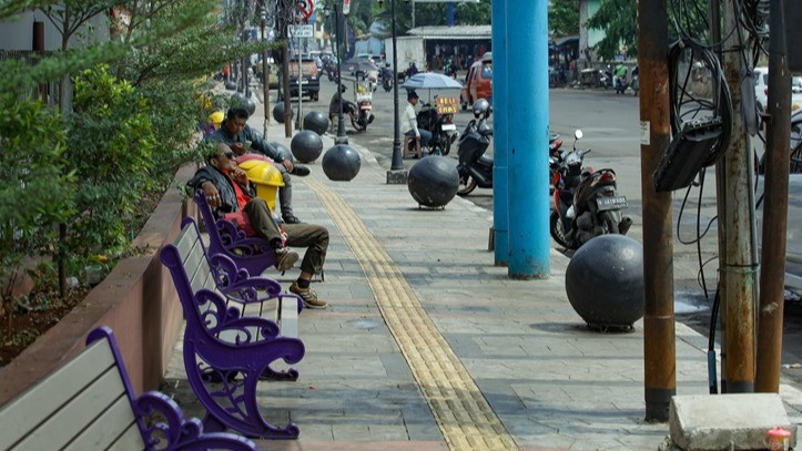 Trotoar Pasar Pondok Gede Ditata, Kabel Utilitas Semrawut Masih Jadi Sorotan
