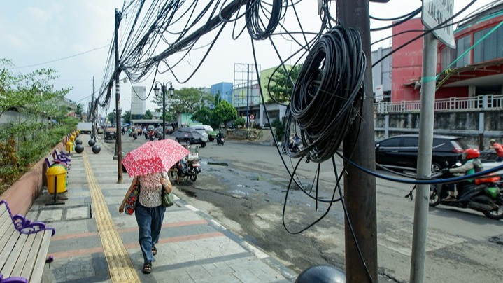 Trotoar Pasar Pondok Gede Ditata, Kabel Utilitas Semrawut Masih Jadi Sorotan