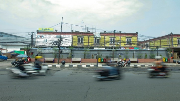 Trotoar Pasar Pondok Gede Ditata, Kabel Utilitas Semrawut Masih Jadi Sorotan