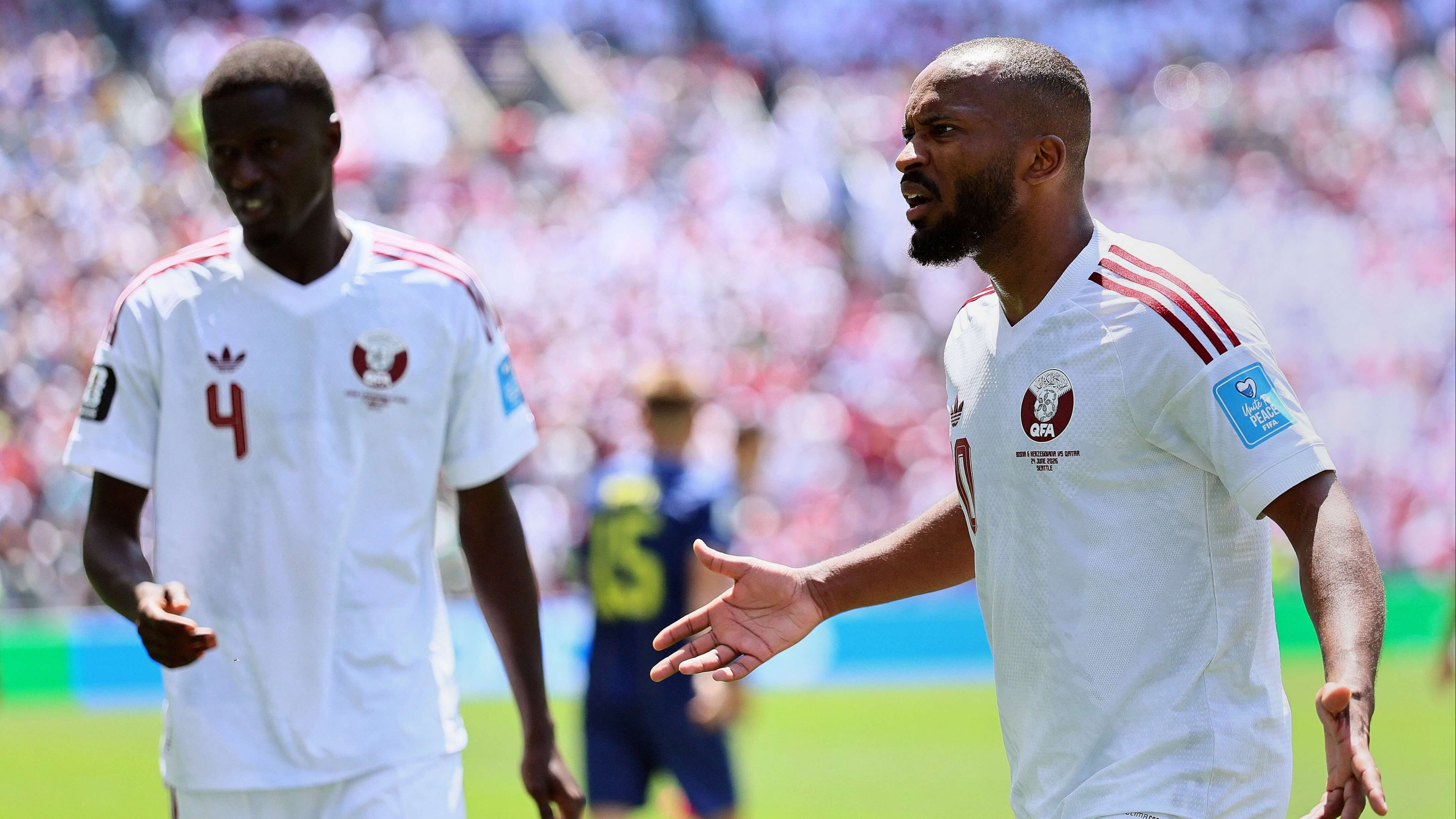 Ahmed Fathy dan Issa Laye dalam laga Bosnia dan Herzegovina vs Qatar di Piala Dunia 2026