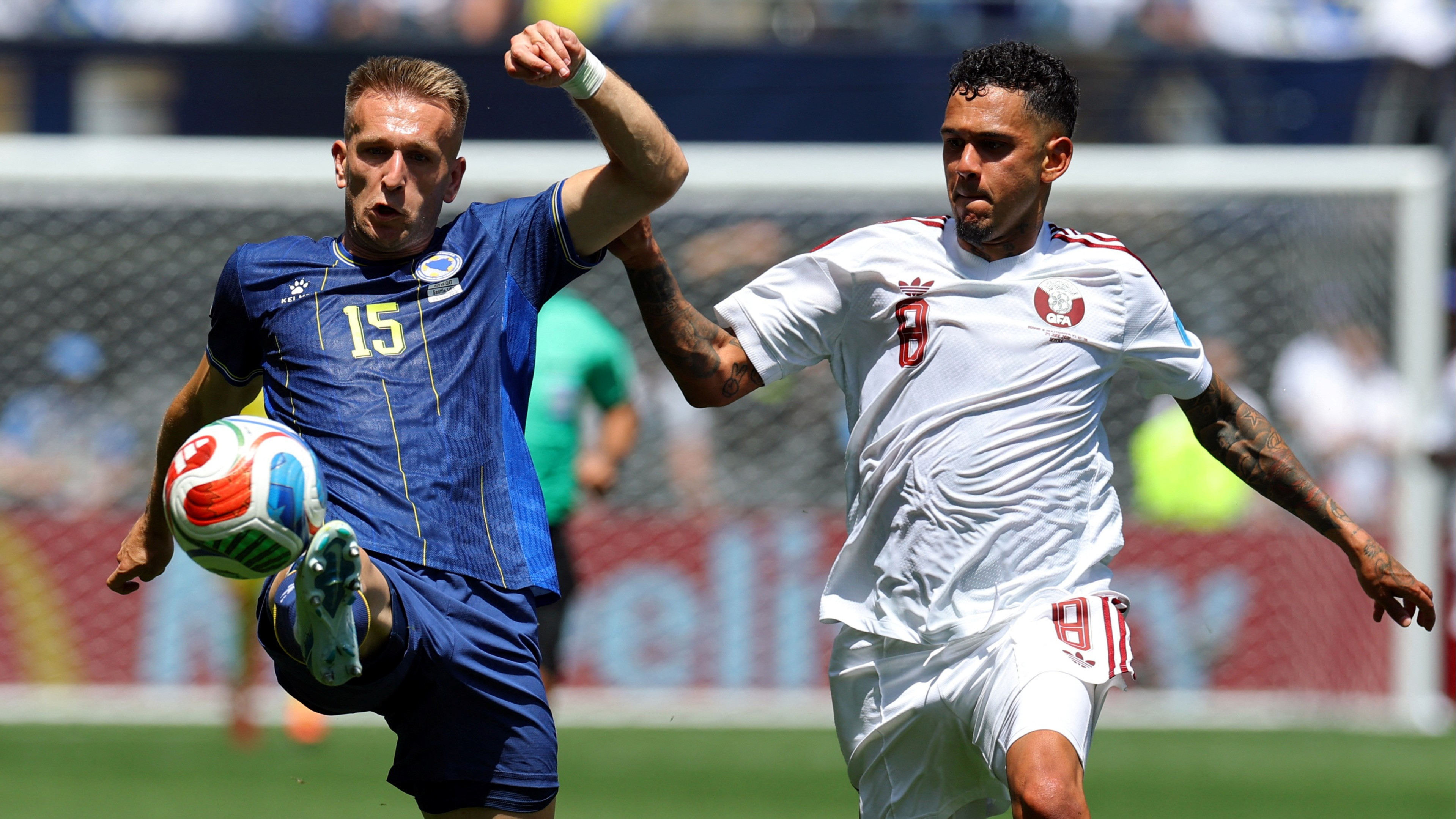 Amar Memic dan Edmilson Junior dalam laga Bosnia dan Herzegovina vs Qatar di Piala Dunia 2026