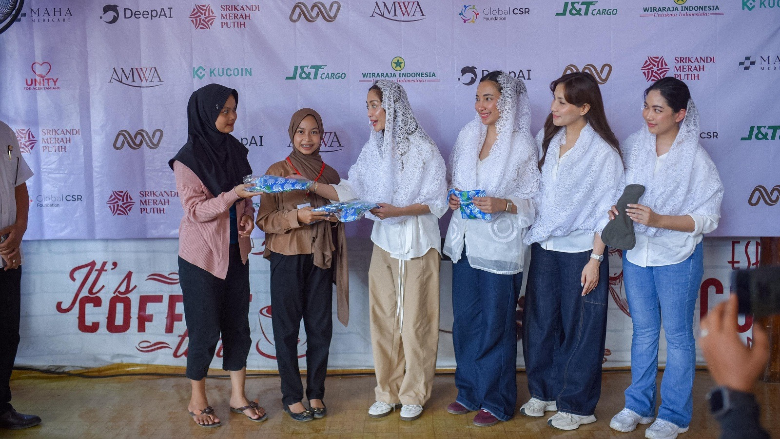 Upaya Percepat Pemulihan Pasca Bencana, Perempuan Aceh Terima Bantuan Ribuan Paket Kit Menstruasi
            - galeri foto