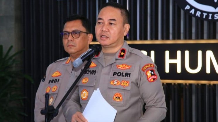 Kepala Biro Penerangan Masyarakat (Karo Penmas) Divhumas Polri Brigjen Pol. Trunoyudo Wisnu Andiko (kedua kanan).