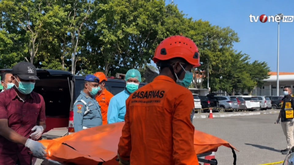 Tim Basarnas dan aparat mengevakuasi mayat RYS (50), ASN menjabat sebagai Sekretaris Dinas PRKP Kabupaten Bangkalan usai ditemukan tewas di Bandara Juanda