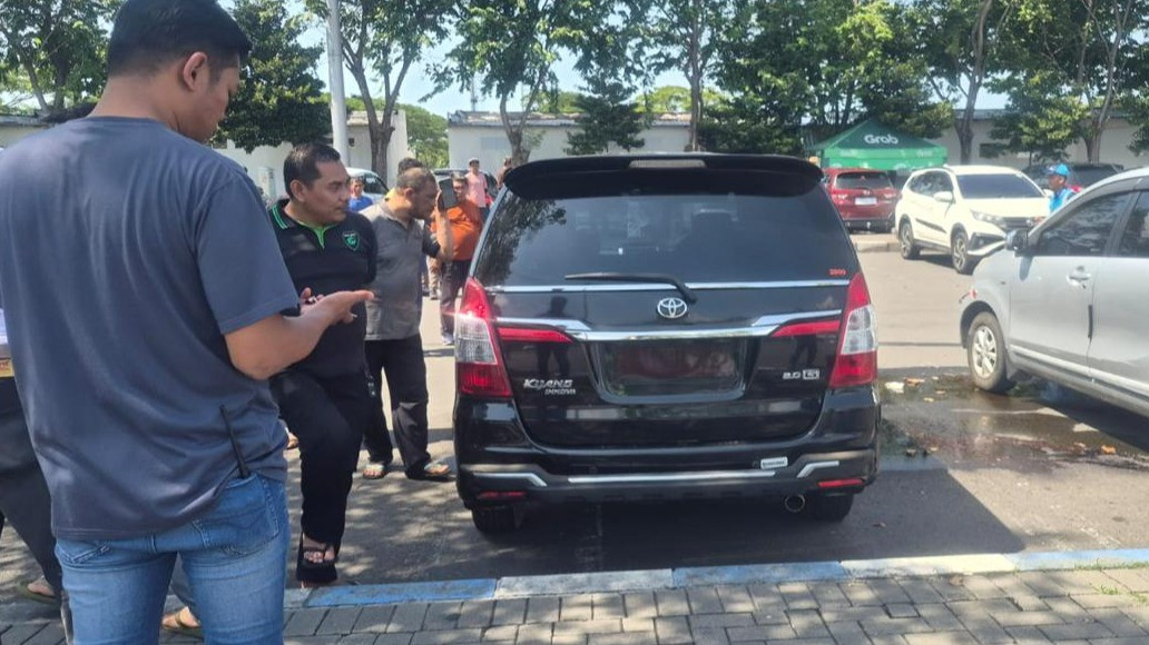 Proses evakuasi jenazah ASN Pemkab Bangkalan saat ditemukan tewas dalam mobil dinas di area parkir Terminal Bandara Juanda