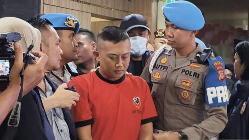 Petugas saat menampilkan pelaku penyekapan dan penganiayaan yakni Taufik Hidayat di Mapolda Jabar, Kota Bandung, Jumat (26/6).