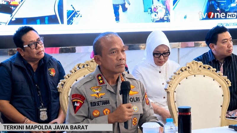 Kapolda Jabar, Irjen Pol Rudi Setiawan saat konferensi pers kasus dugaan penyekapan dan penganiayaan dilakukan Taufik Hidayat terhadap wanita berinisial YTR di Bandung