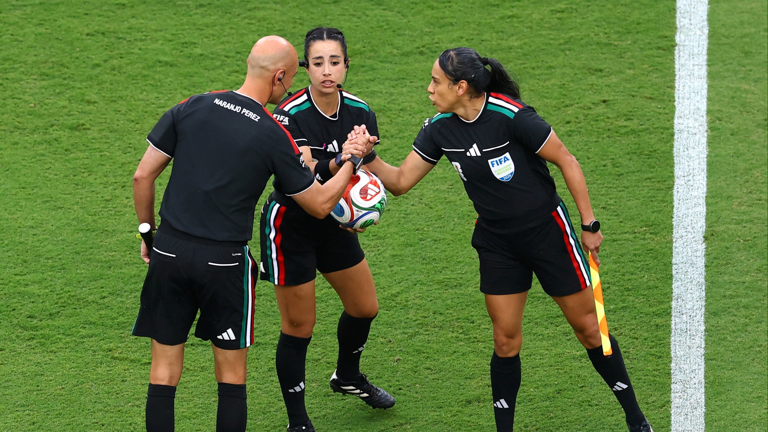 Katia Itzel Garcia (tengah), wasit utama dalam laga Tunisia vs Belanda di Piala Dunia 2026, Jumat (26/6/2026).
