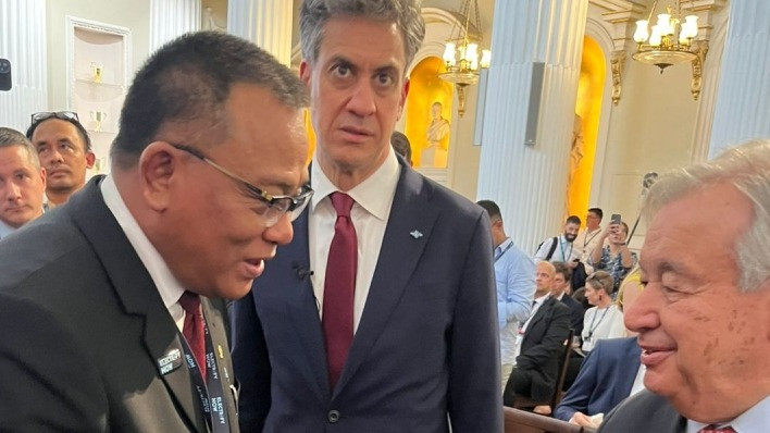 Menteri LH/Kepala BPLH Jumhur Hidayat dan Sekjen PBB Antonio Guterres (kanan) disaksikan Ed Miliband Menteri Energi dan Iklim Inggris di High-Level Ministerial and CEO Dialogue di forum GETES 2026 di London.