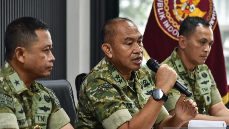 Kepala BPSDM Kemhan Mayjen TNI Ketut Gede Wetan Pastia (tengah) pada konferensi pers evaluasi latihan dasar SPPI KDKMP di Kantor Kementerian Pertahanan, Jakarta, Sabtu (27/6/2026).