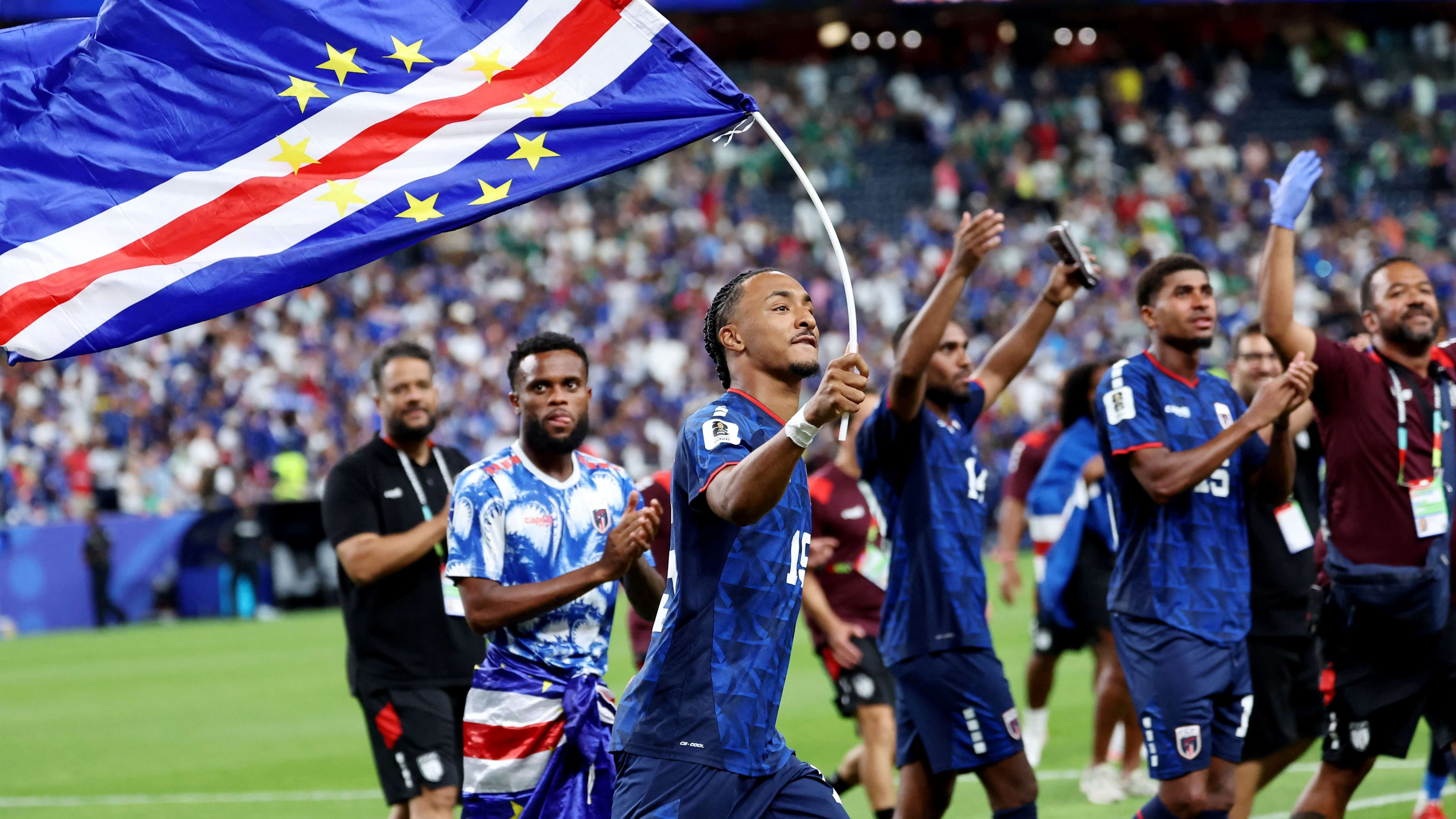 Pemain Timnas Tanjung Verde, Dailon Livramento, mengibarkan bendera negaranya usai laga Tanjung Verde vs Arab Saudi di Piala Dunia 2026