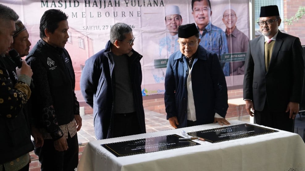 Wakil Presiden RI ke-10 & ke-12, Jusuf Kalla saat menandatangani peresmian Masjid Hajjah Yuliana di Melbourne, Australia