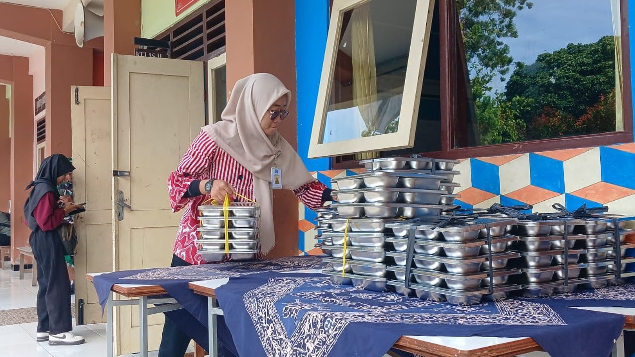 ilustrasi pendistribusian program MBG ke sekolah wilayah Sleman pada awal-awal pencanangan program tersebut di DIY