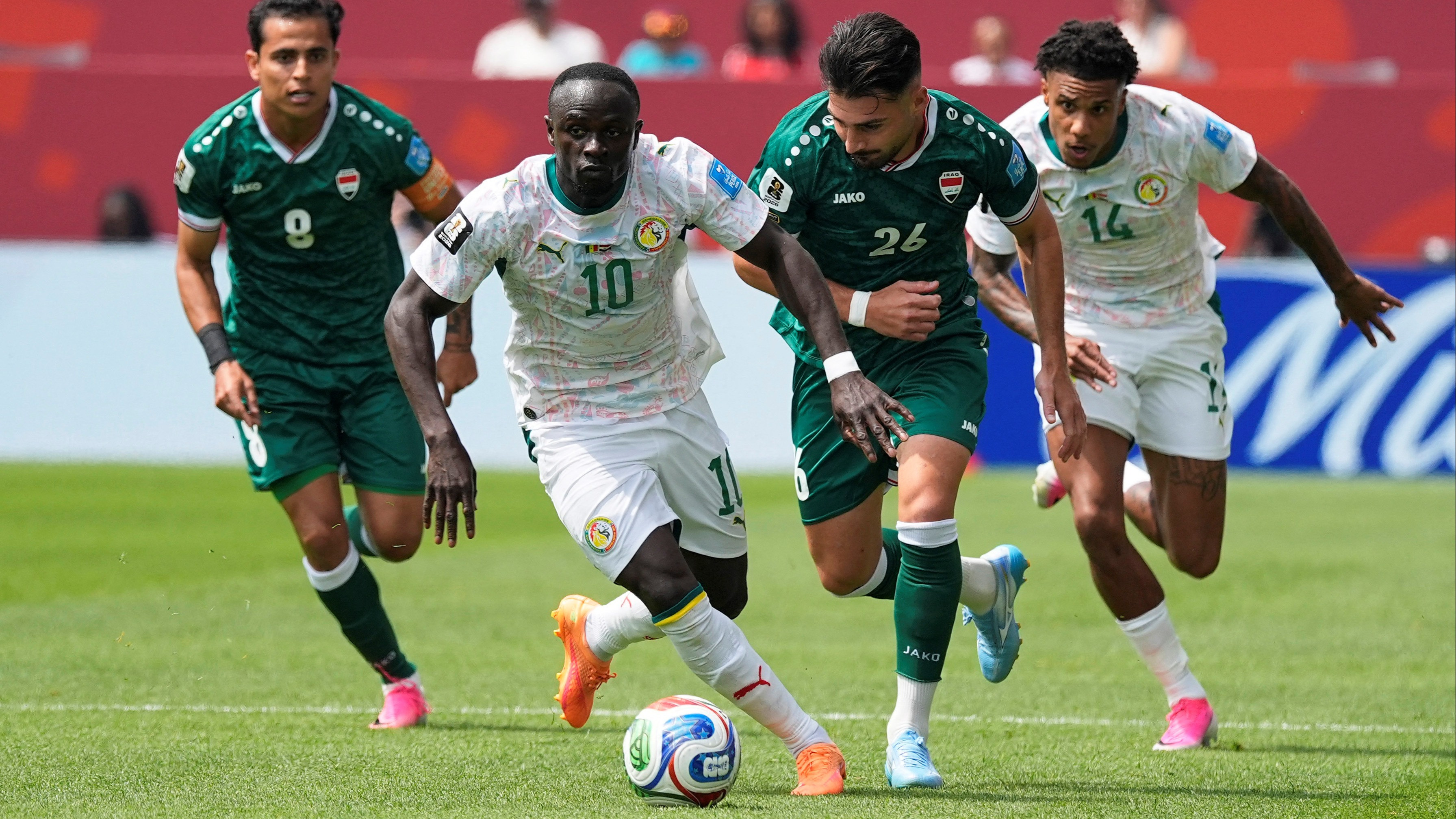 Frans Putros (nomor punggung 26) dalam laga Senegal vs Irak di Piala Dunia 2026