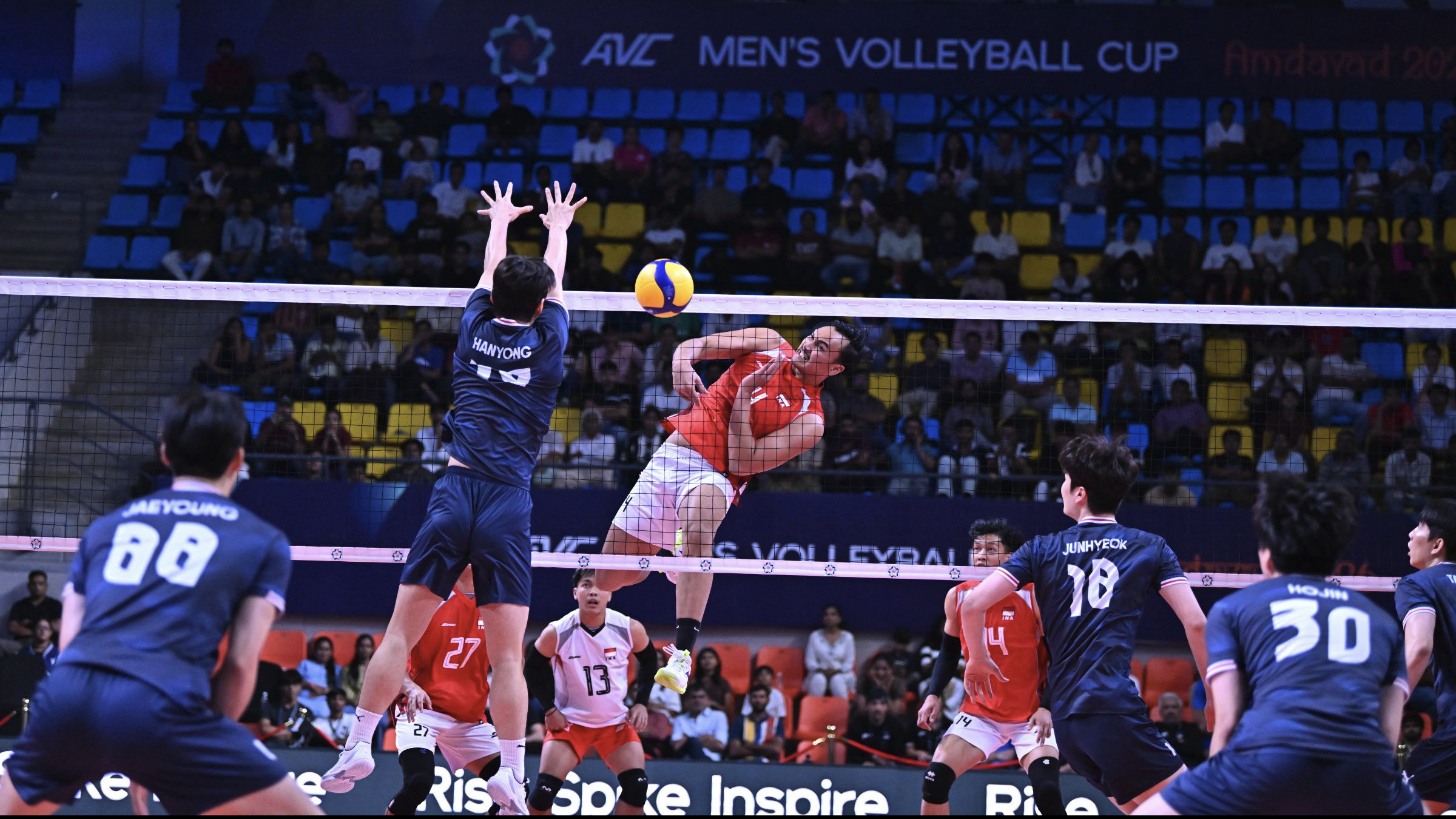 Hendra Kurniawan sedang beraksi saat laga Timnas Voli Indonesia vs Korea Selatan di final AVC Men s Cup 2026.